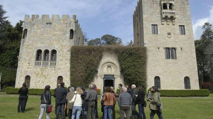 Primeros visitantes al pazo de Meirás, que abrió al público en marzo de 2011.