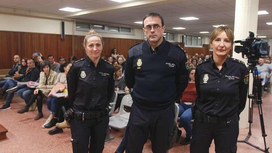 Dos agentes, con el jefe de Seguridad Ciudadana, en una charla. // I. Osorio