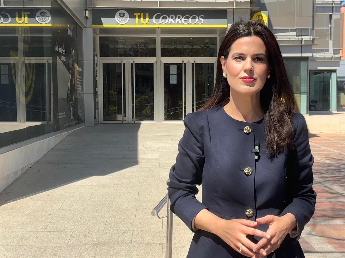 Miriam Guardiola, frente a la oficina de Correos de la Plaza Circular de Murcia.
