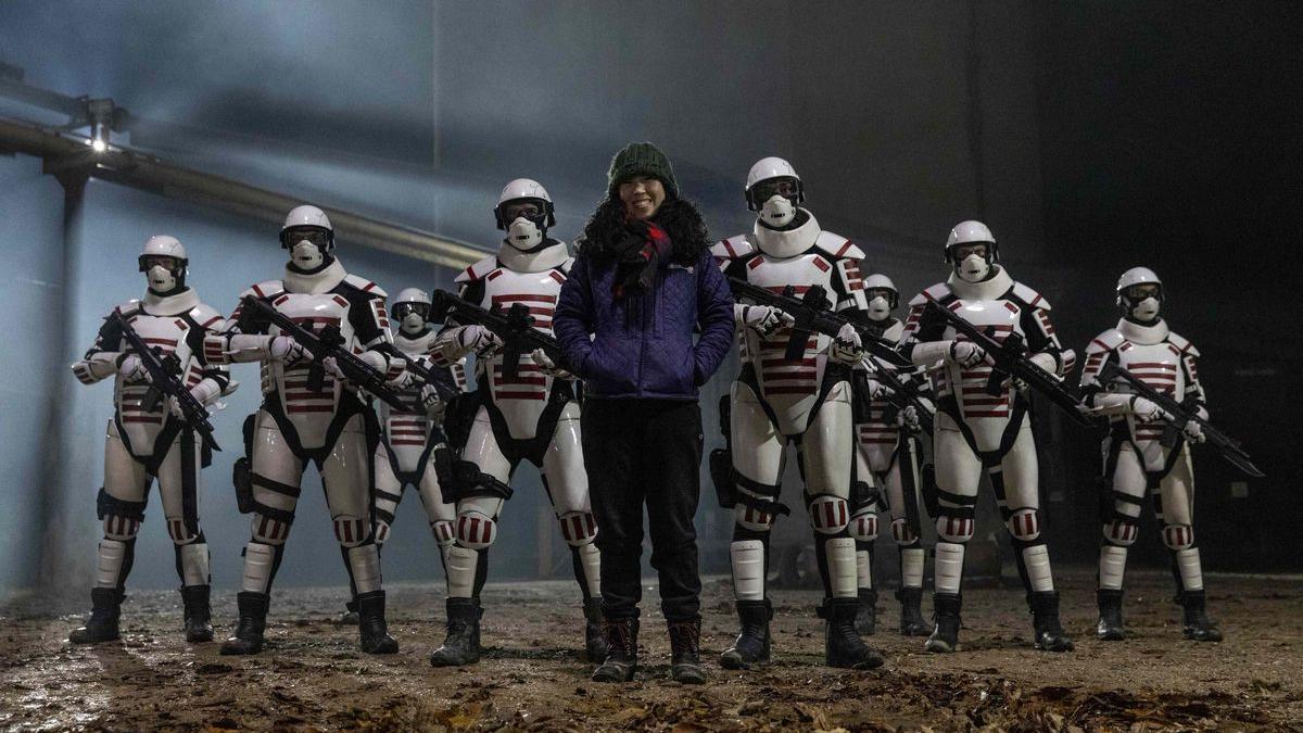 Angela Kang posa con el ejército de la Commonwealth en el rodaje de ’The walking dead’.