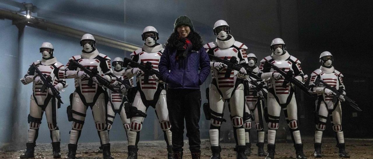Angela Kang posa con el ejército de la Commonwealth en el rodaje de ’The walking dead’.
