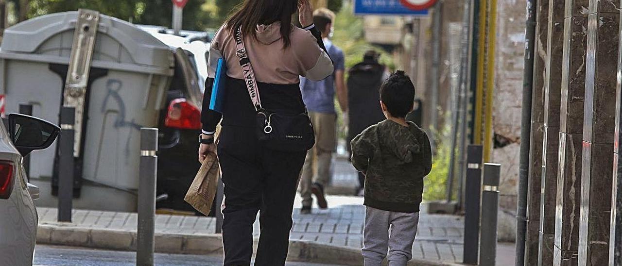 Paseos de menores: salidas controladas, cercanas al domicilio y a cualquier hora