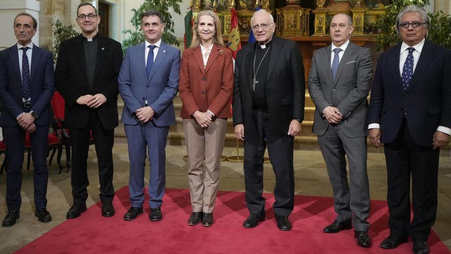 La infanta Elena posa junto al cardenal Baltazar Porras, autoridades de la Diputación, del Obispado y del Comité y con William Cárdenas (derecha). | JOSÉ LUIS FERNÁNDEZ