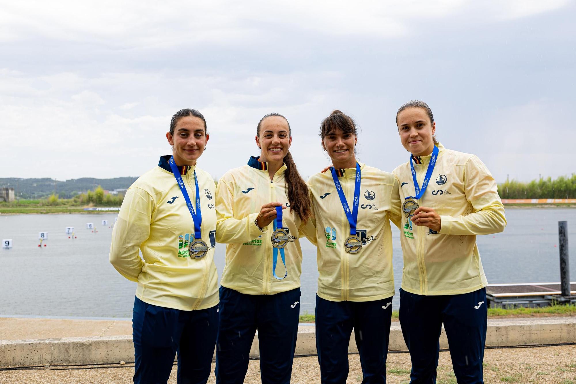 Pardo, segunda por la izquierda, con sus compañeras medallistas del Europeo de velocidad.