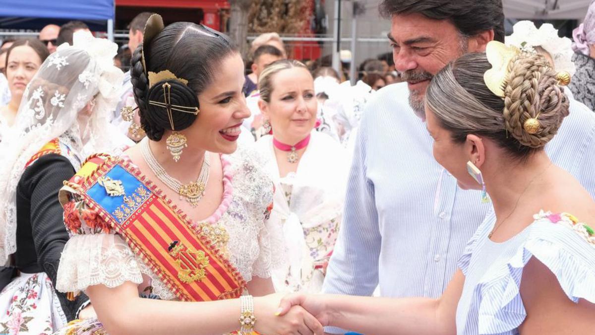 Luis Barcala y Mari Carmen Sánchez saludan a la Fallera Mayor | ÁXEL ÁLVAREZ