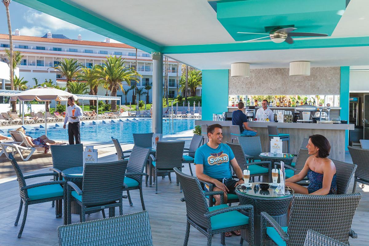 Clientes en el bar de un hotel solo para adultos en Canarias.