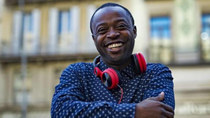 El guineano Jacinto Elá, exjugador del Hércules durante la 02/03, posa recientemente en Barcelona.