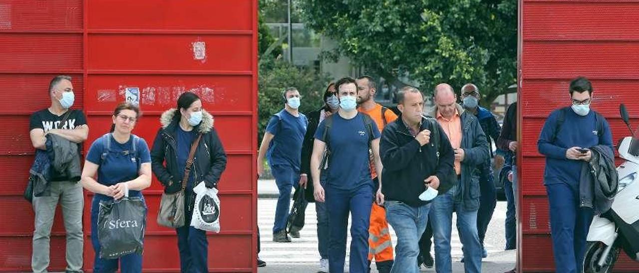 Trabajadores de la planta de Vigo del Grupo PSA, que esta semana retomó la producción. // Marta G. Brea