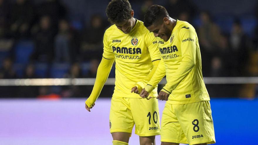 Alexandre Pato celebra su tanto junto a Jonathan Dos Santos.