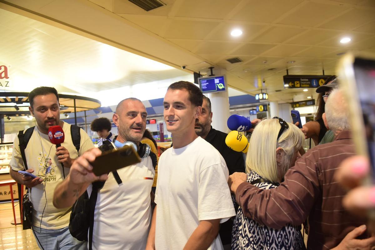 Llega Marc Casadó a A Coruña para incorporarse al Deportivo Llega Marc Casadó a A Coruña para incorporarse al Deportivo