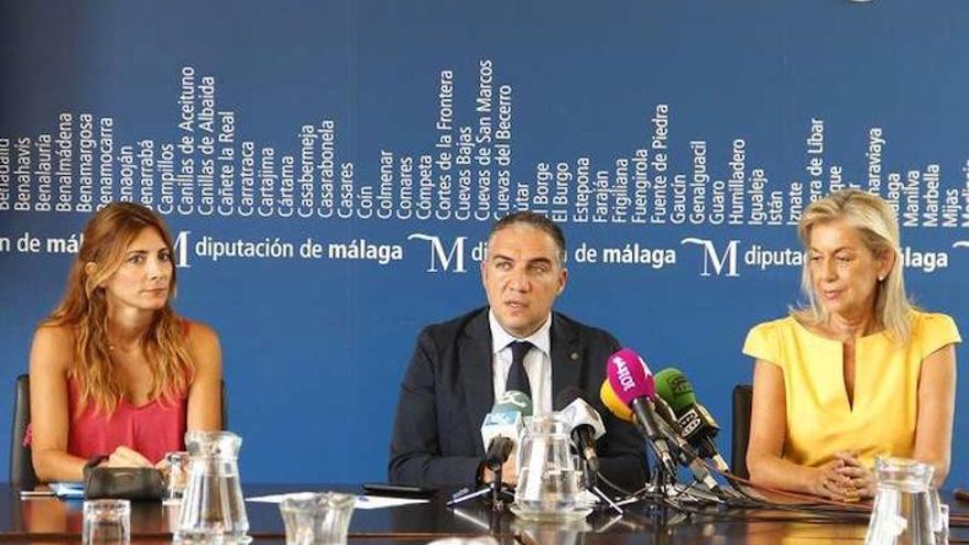 Ana Mata, Elías Bendodo y Francisca Caracuel durante la rueda de prensa de balance, ayer.