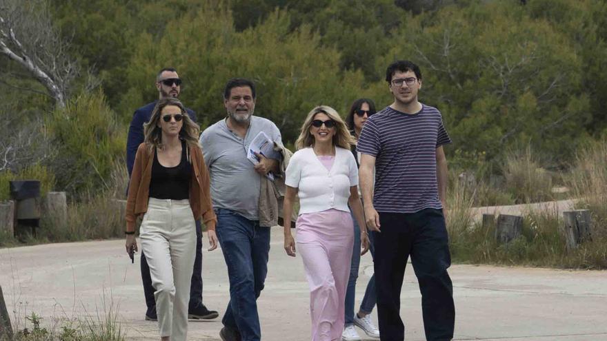 Yolanda Diaz visita la playa de la Creu del Saler