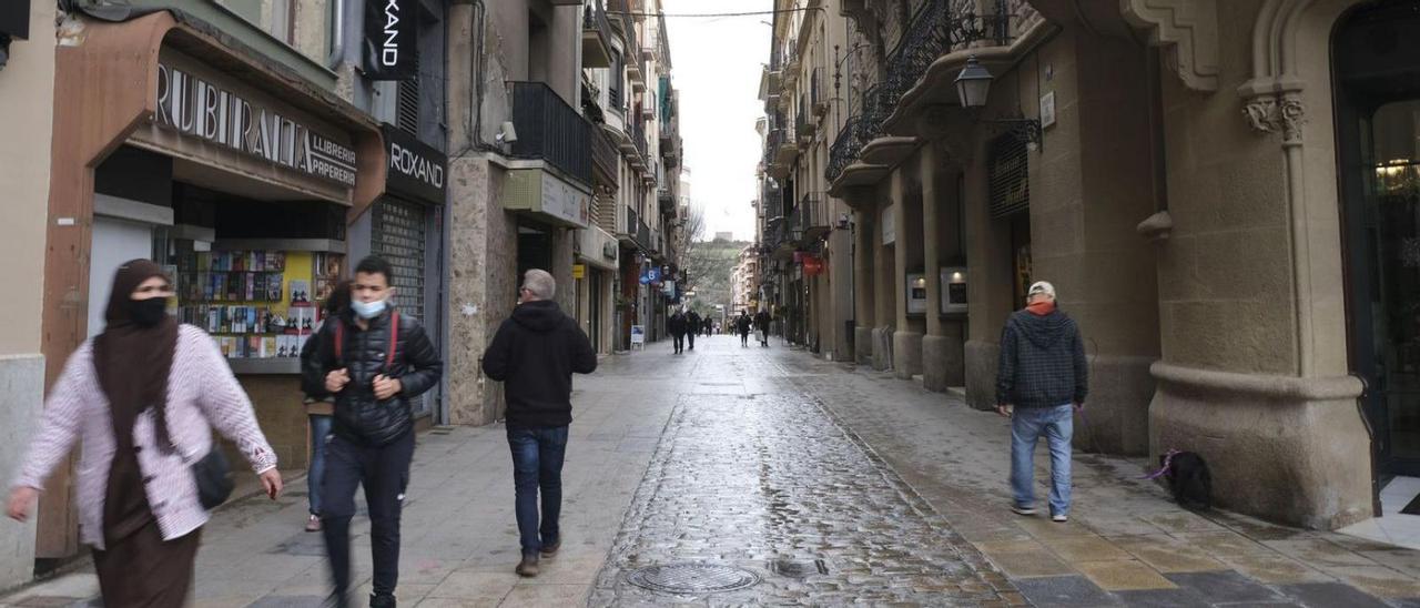 Vista del carrer del Born de Manresa, un vial emblemàtic del Centre Històric | ARXIU/ALEX GUERRERO