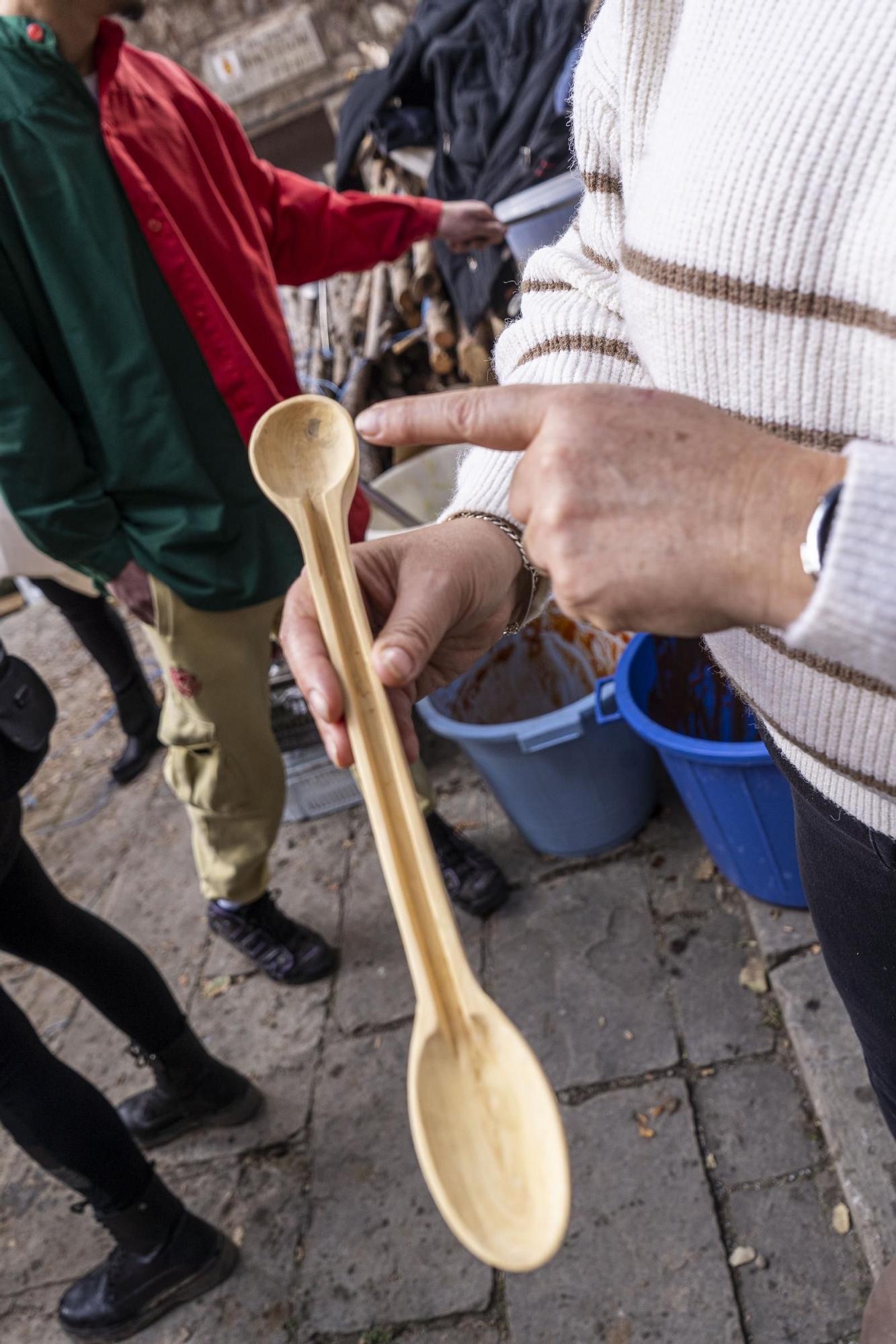 Bagà cuina el seu popular arròs per 2.500 persones