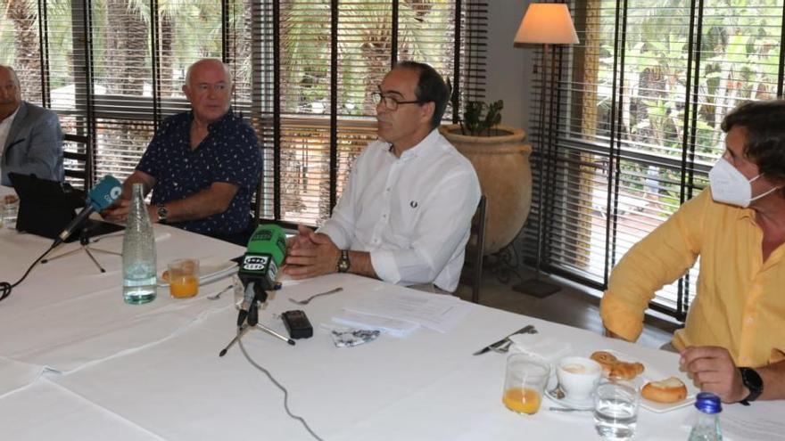 Miembros de Cedelco esta mañana en Elche.