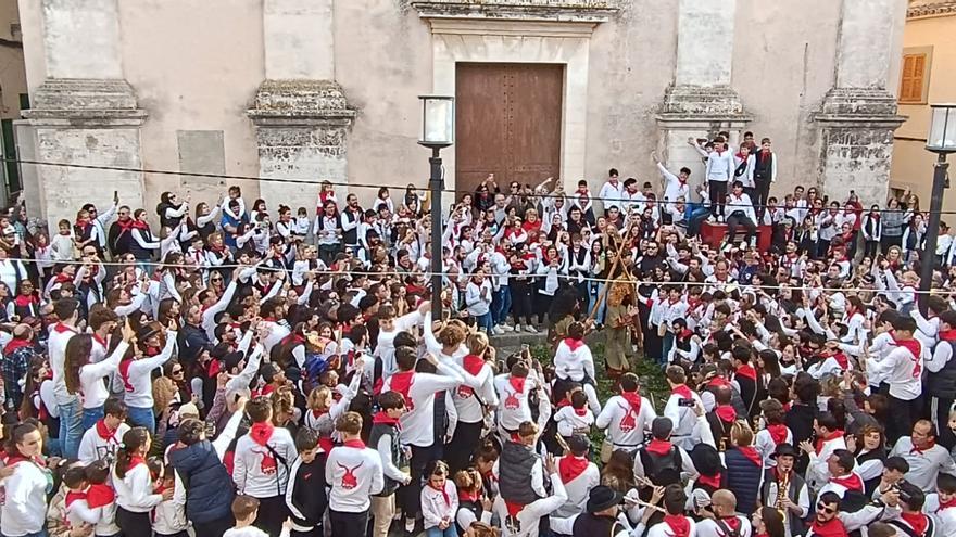 Capdepera danza en multitud al ritmo ‘santantonier’  de los ‘dimonis’