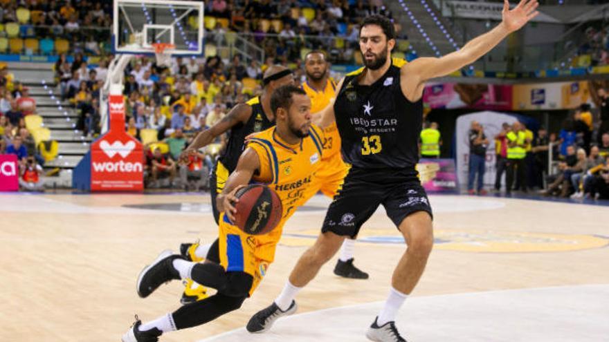 Javier Beirán, la temporada pasada con la camiseta del Iberostar, junto a Clevin Hannah