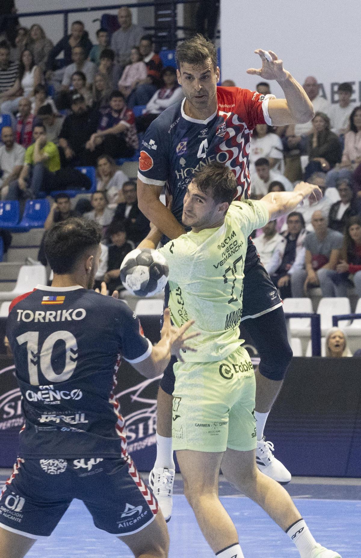 Javier Borragán pasa el balón a Ander Torriko durante el partido entre Horneo y Caserío.