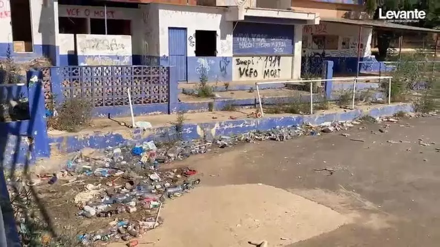 Los dos campos de fútbol que siguen embarrados año y medio después de la dana