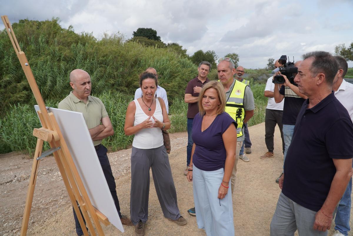 La delegada del Gobierno, Pilar Bernabé, visita las pasarelas.