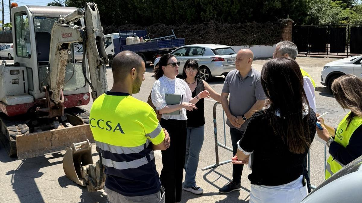 El regidor i la tècnica del departament conversen amb els operaris que treballen en les obres de sectorització de la xarxa d'aigua.