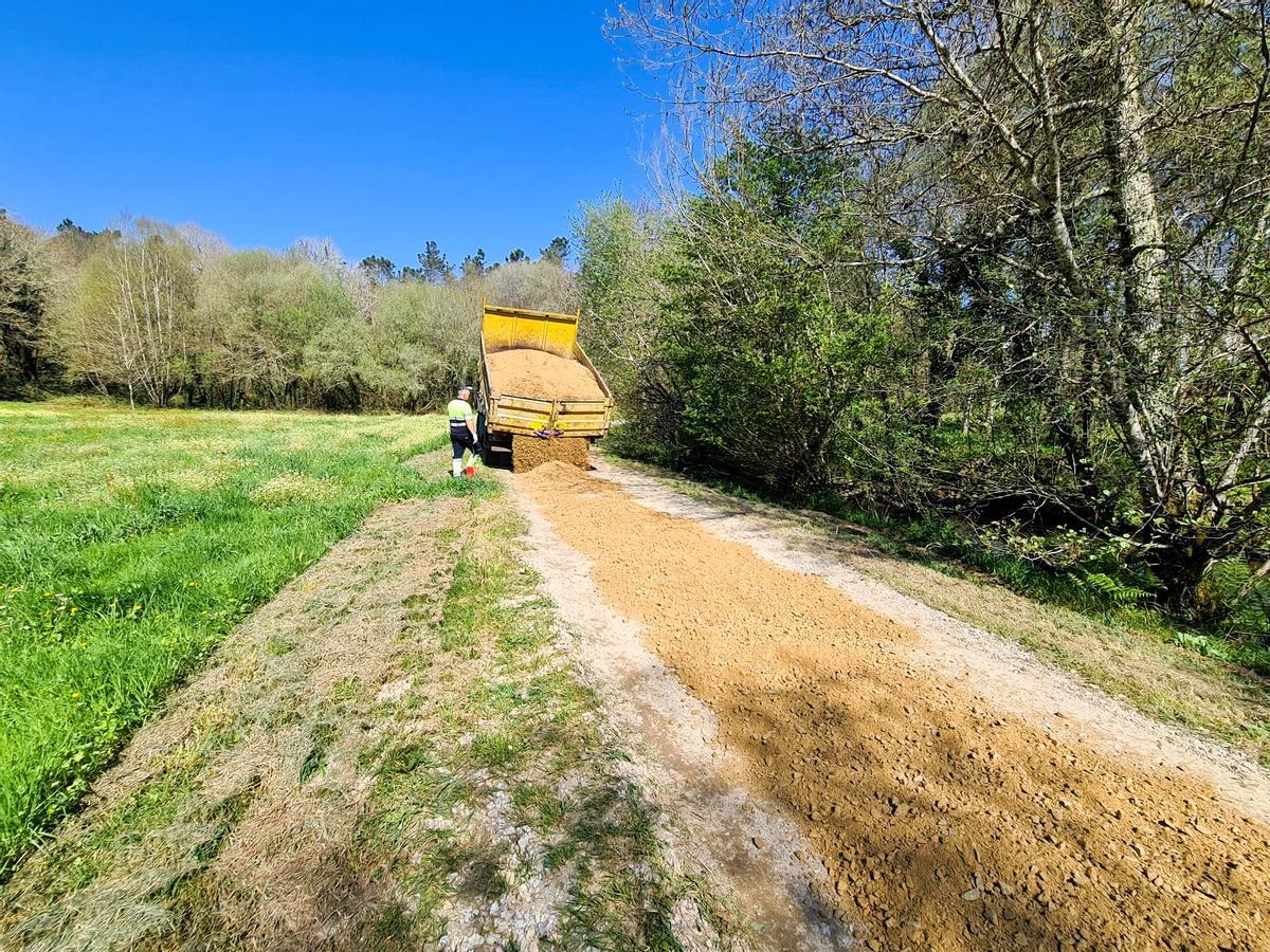 Trabajos de mejora del paseo fluvial de Negreira.