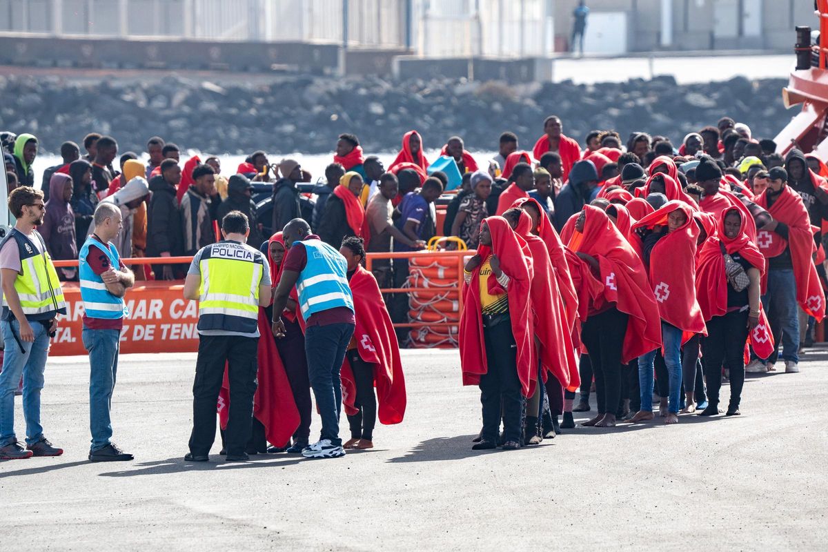 Agentes de la Policía Nacional y de Frontex identifican a migrantes llegados a Arrecife, Lanzarote.