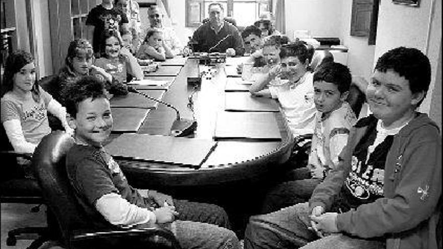 Los alumnos del Colegio Prieto Bances de Candamo, ayer, durante su reunión con el Alcalde.