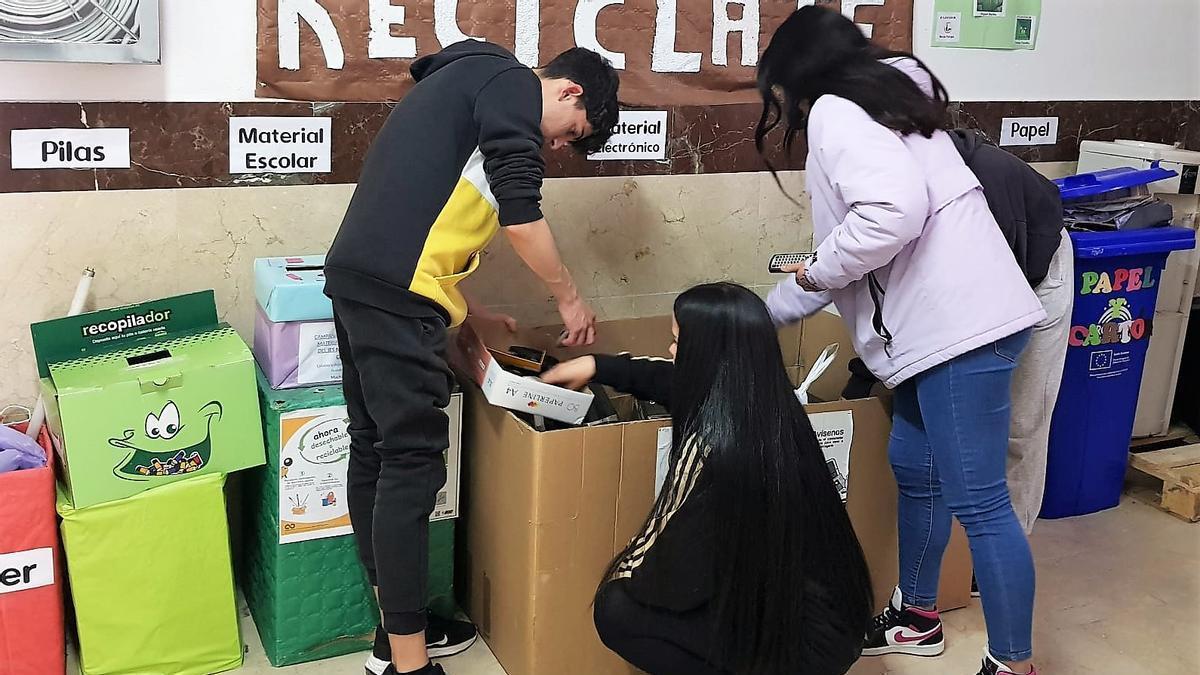 El ‘Rincón del Reciclaje’ instalado en las dependencias del IES Juan Calero