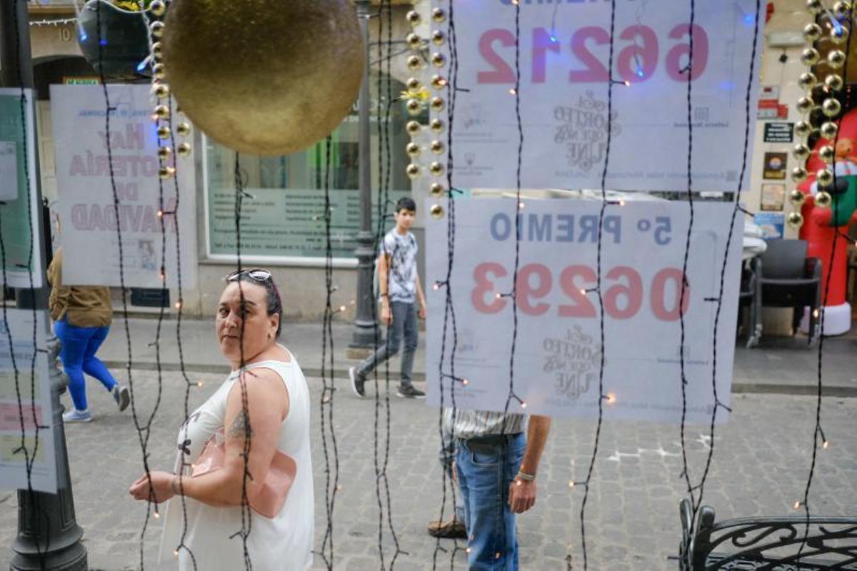 Gáldar. Administración de loterías de Gáldar, calle Capitán Quesada, dos quintos premios.  | 22/12/2019 | Fotógrafo: José Carlos Guerra