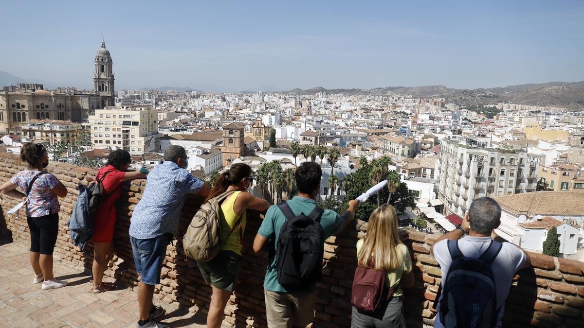 Varios turistas pasean por la Alcazaba de Málaga en el día internacional del turismo.