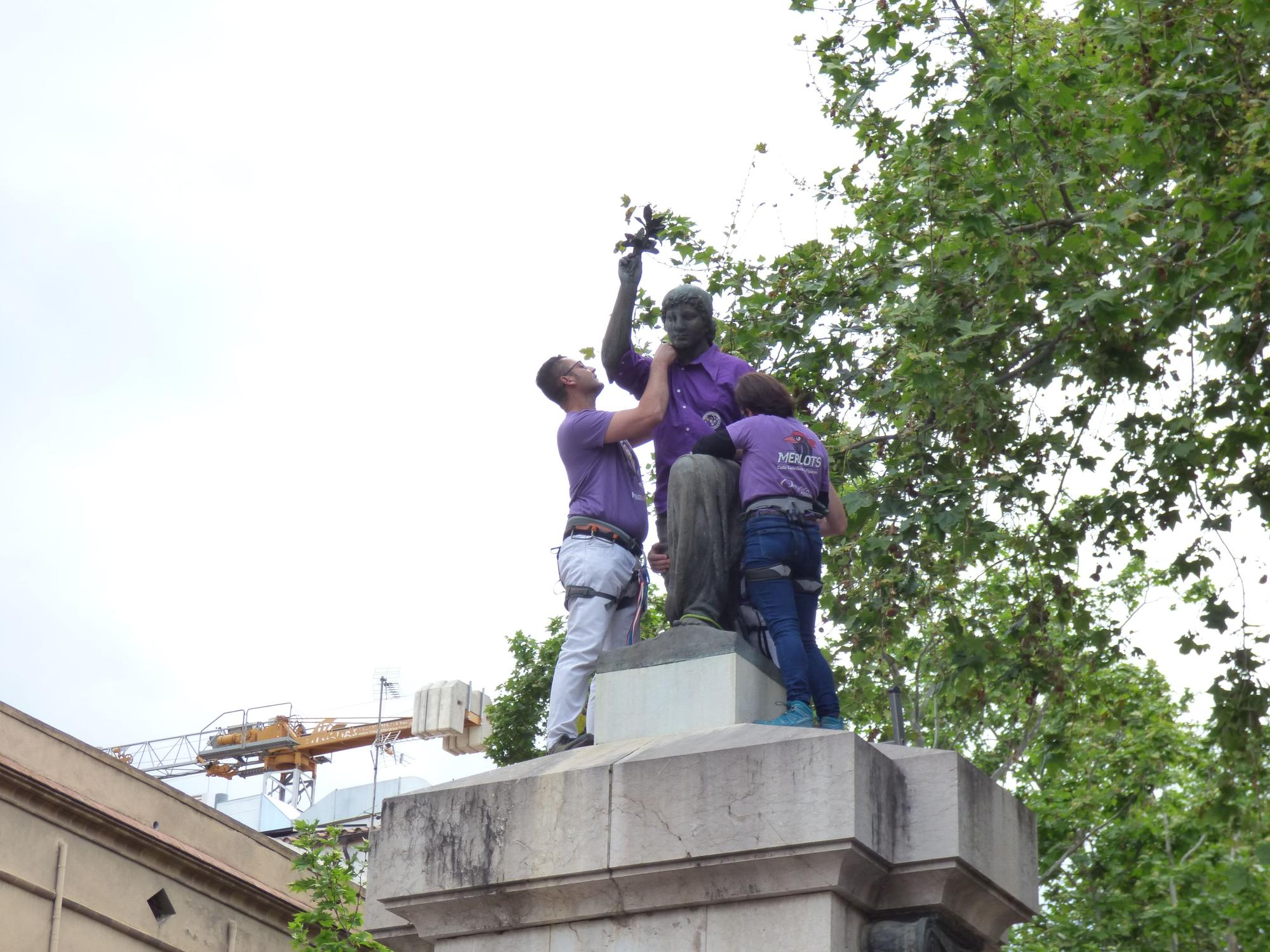 Els castellers de Figueres vesteixen la Monturiola