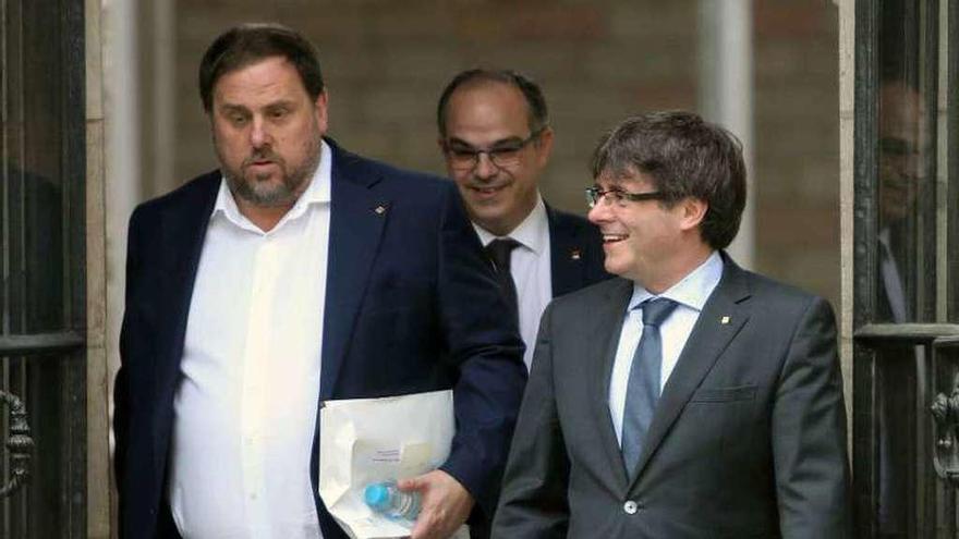 De izquierda a derecha, Oriol Junqueras, Jordi Turull y Carles Puigdemont, a la salida de la reunión del Govern.