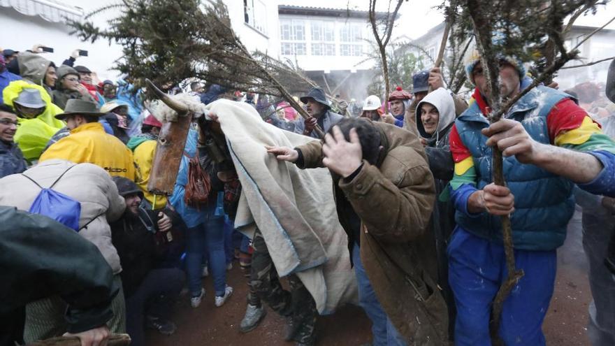 Bajada de la Morena en el entroido de Laza. // R. Grobas