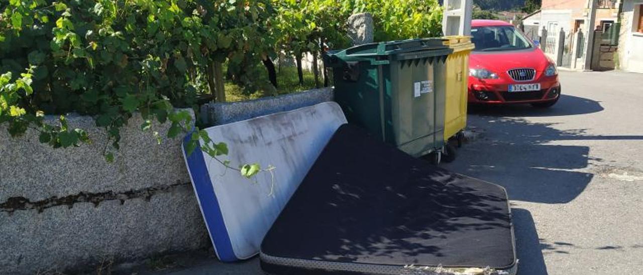 Colchones abandonados en el lugar de Vilaxoega, parroquia de Xil. |   // FARO