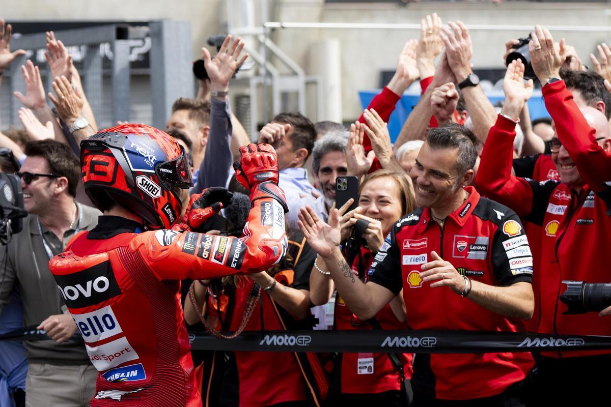 Marc Márquez (Ducati) es felicitado por su equipo, hoy, en Le Mans.
