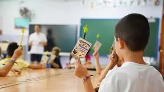 Nervios, abrazos y alguna lágrima: los niños de Sevilla vuelven al cole con más profesores y 11.000 alumnos menos