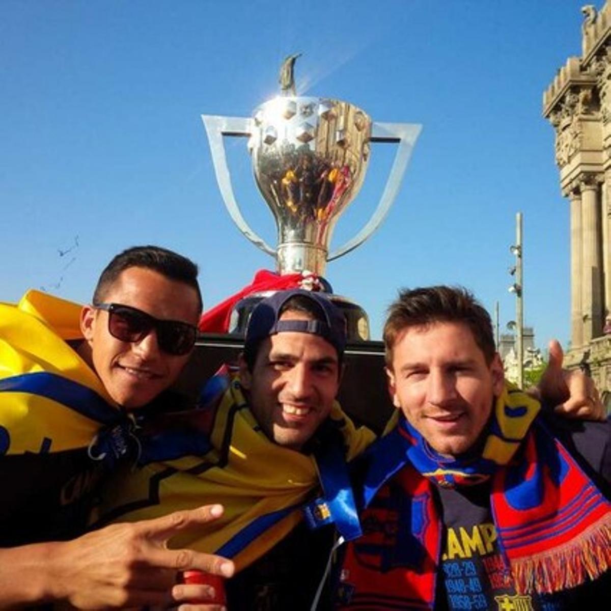 Messi con Cesc y Alexis, en la rúa del Barça.