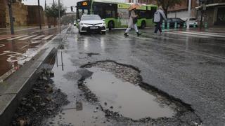 La lluvia deja socavones en la Ronda del Marrubial y en la avenida Agrupación Córdoba