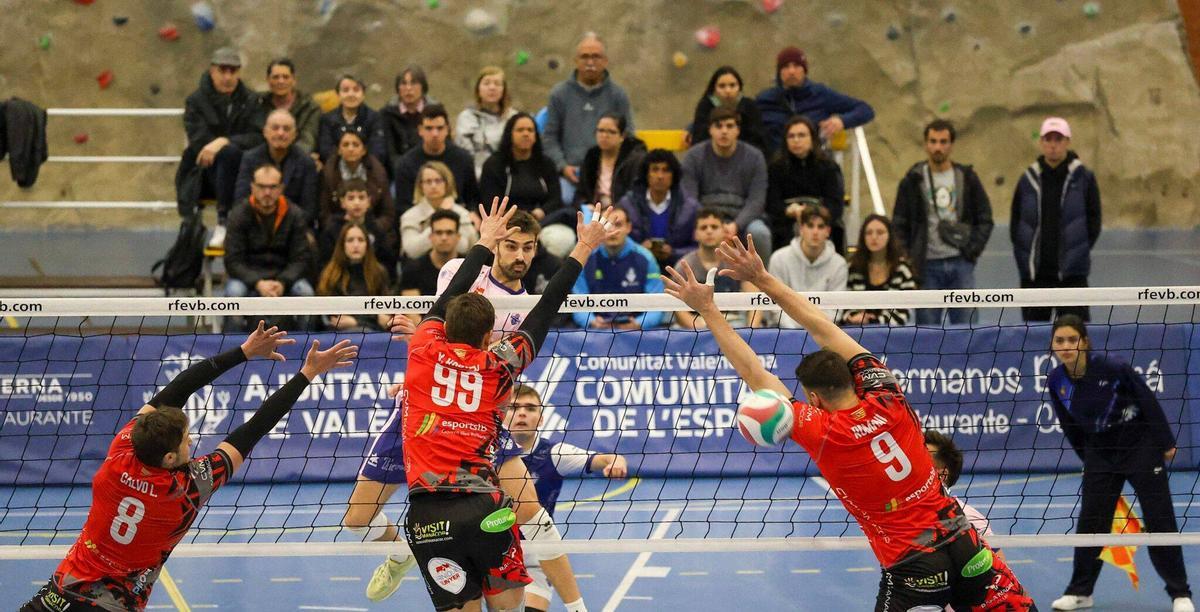 Partido de Superliga de Voleibol entre el UPV Leleman Conqueridor y el Conectabalear Manacor