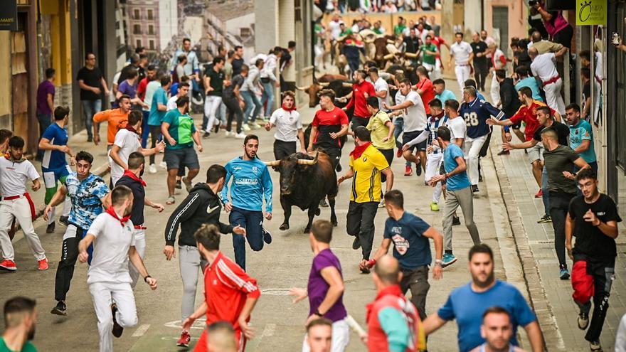 Vídeo: Rápido y emocionante primer encierro de la Fira d&#039;Onda con toros de Domínguez Camacho