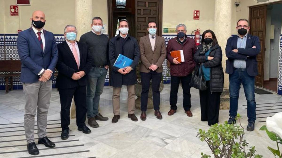 Ángel Herrador, en el centro, con representantes de Femeco.