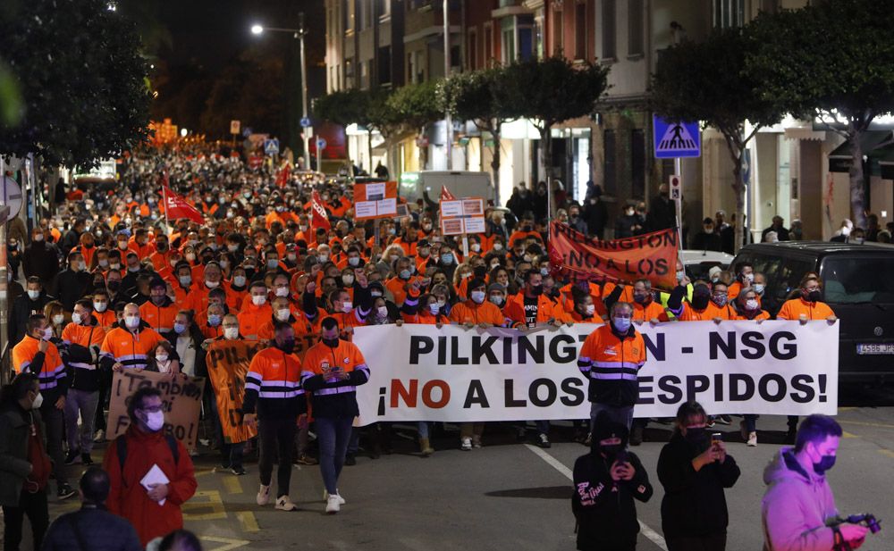 Los trabajadores de Pilkington se manifiestan, acompañados por miles de vecinos en el Port de Sagunt.