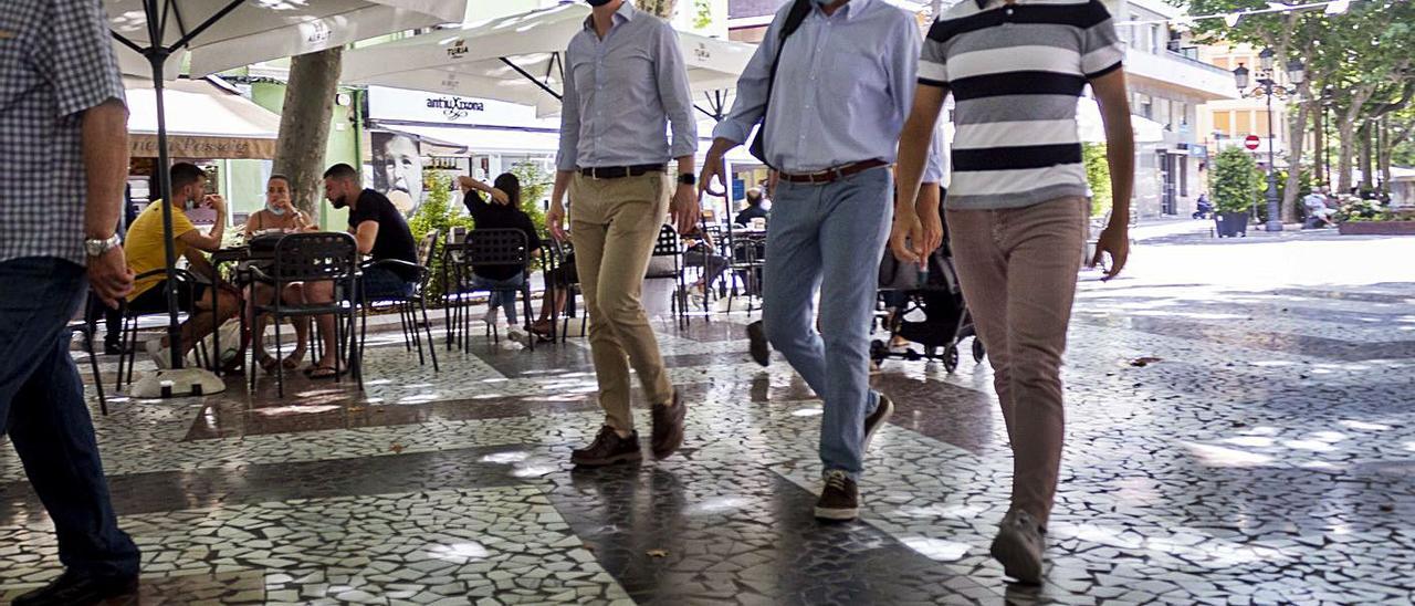 Carlos Mazón, entre Víctor Soler y Vicent Gregori, ayer en el paseo de les Germanies de Gandia. | DANI MONLLOR