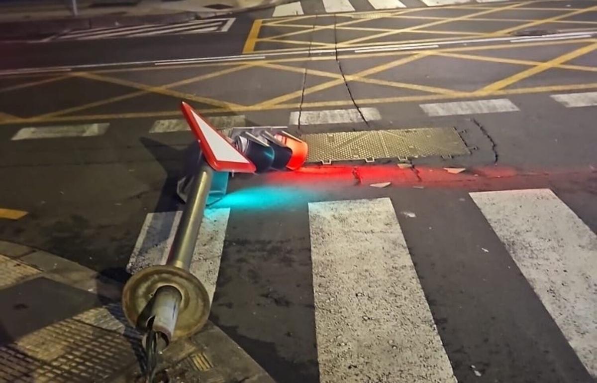 El fuerte viento arranca un semáforo en Santa Cruz de Tenerife