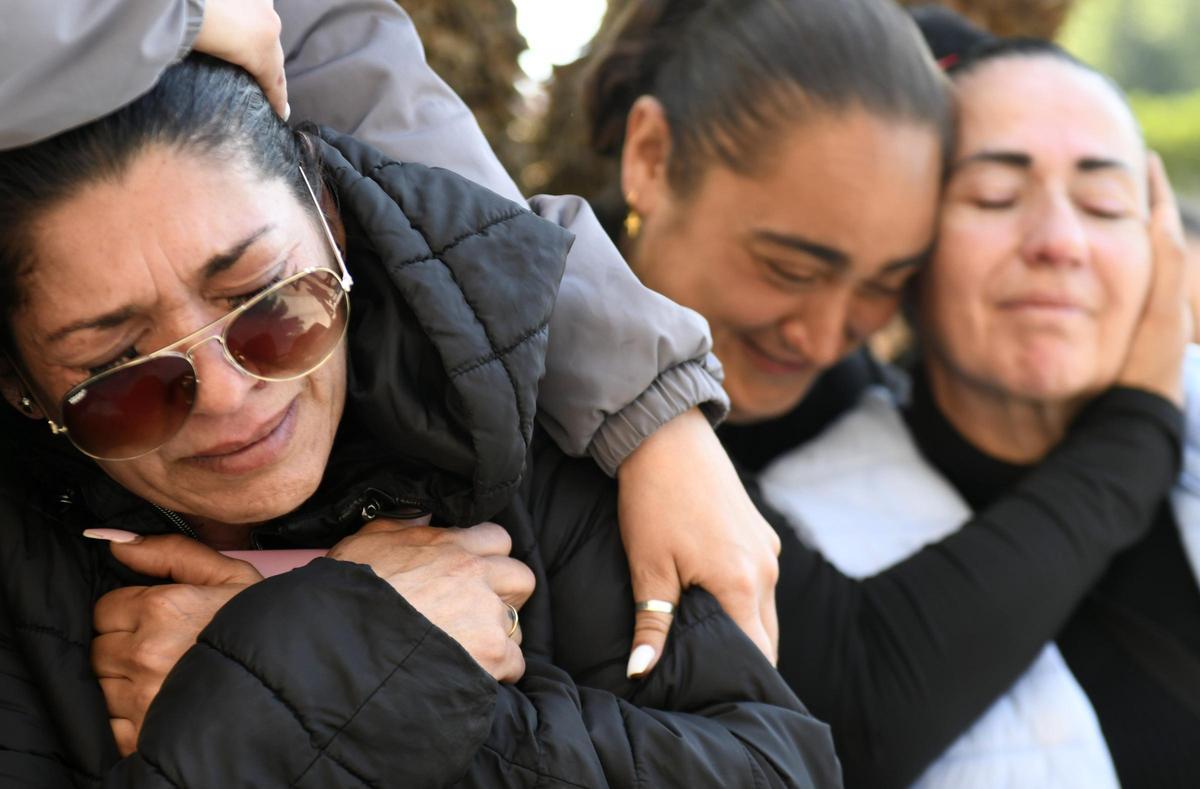 Ramona se abraza a la foto de Nadia mientras Isabel es consolada por una allegada, el día después del crimen, en la Glorieta de Murcia.