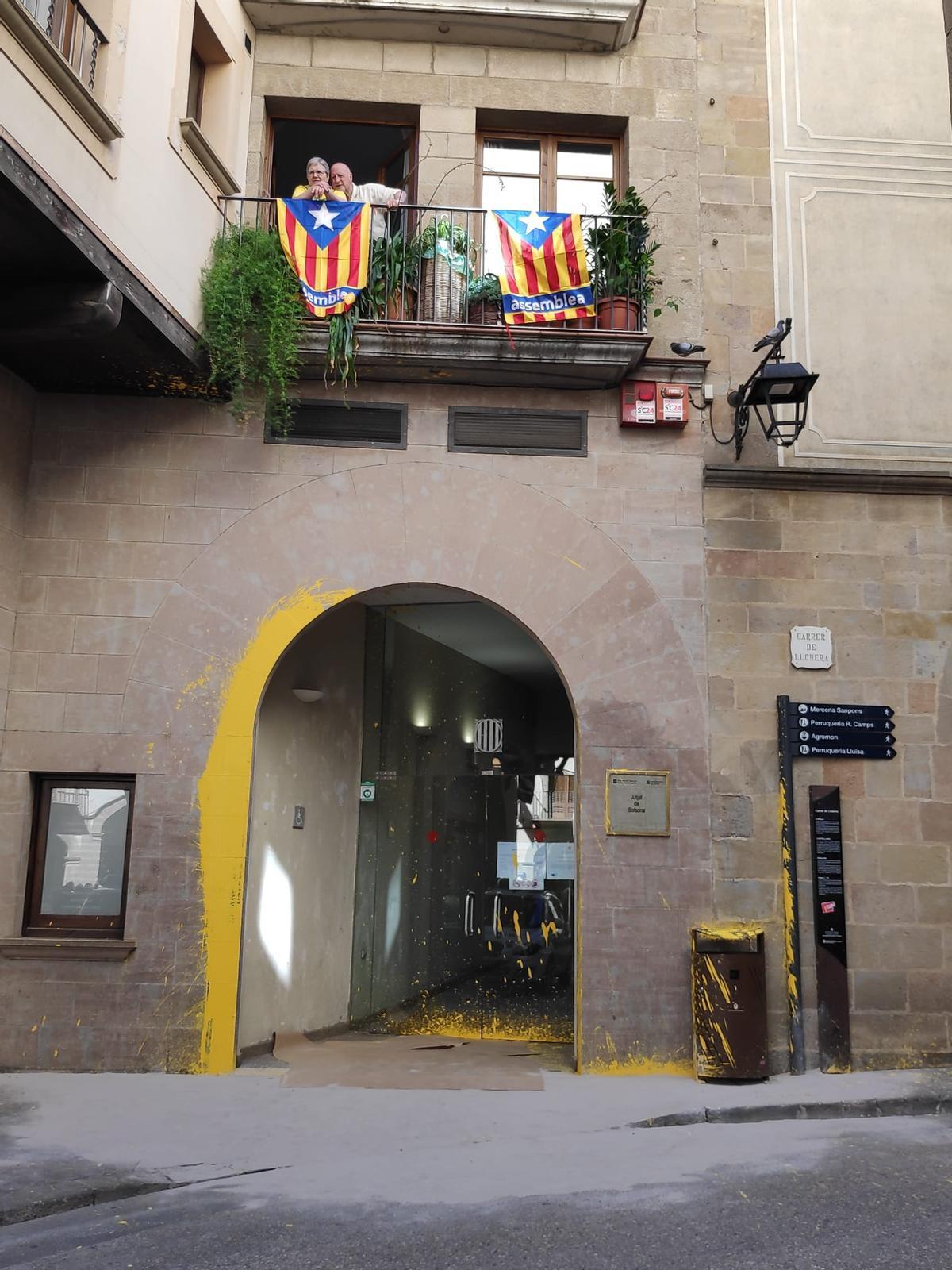 Pintura a la façana de l'Ajuntament de Solsona després de la concentració pels arrestats per la Vuelta