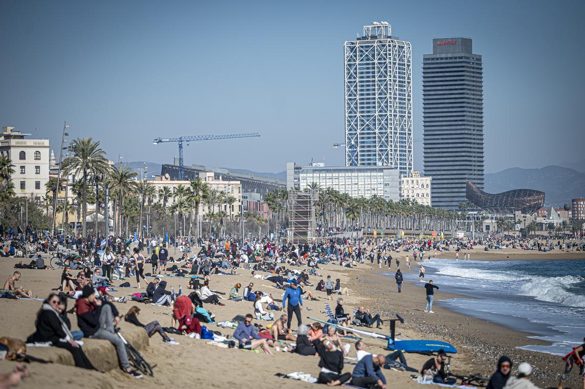 Los barceloneses acuden en masa a las playas de la ciudad para disfrutar del último día primaveral antes de la llegada del frío