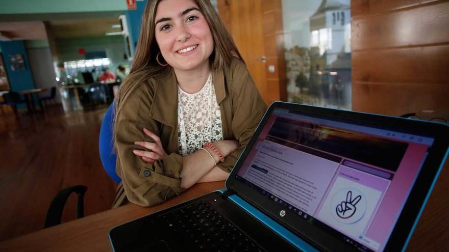 Cristina de la Torre Fernández, junto a un ordenador donde se ve su blog.