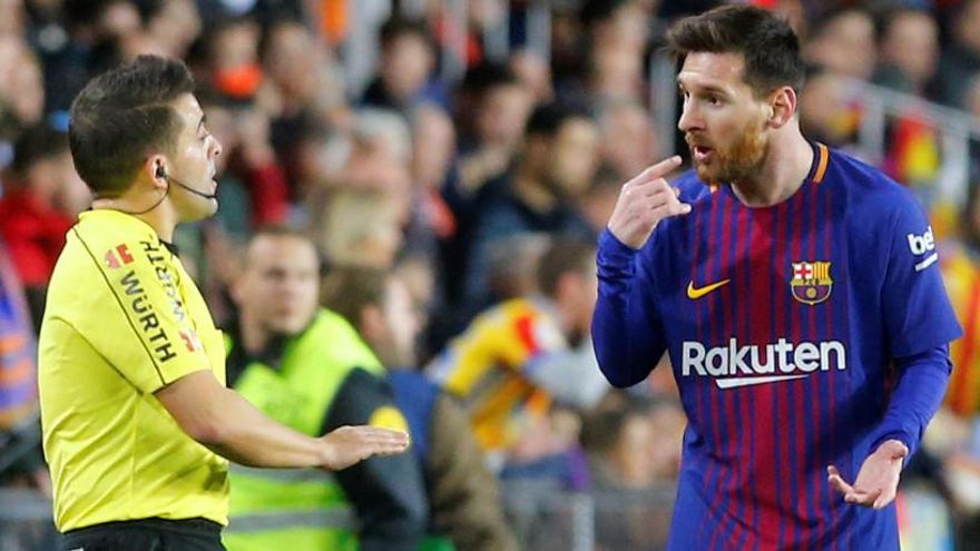 Messi reclama al juez de línea el gol.